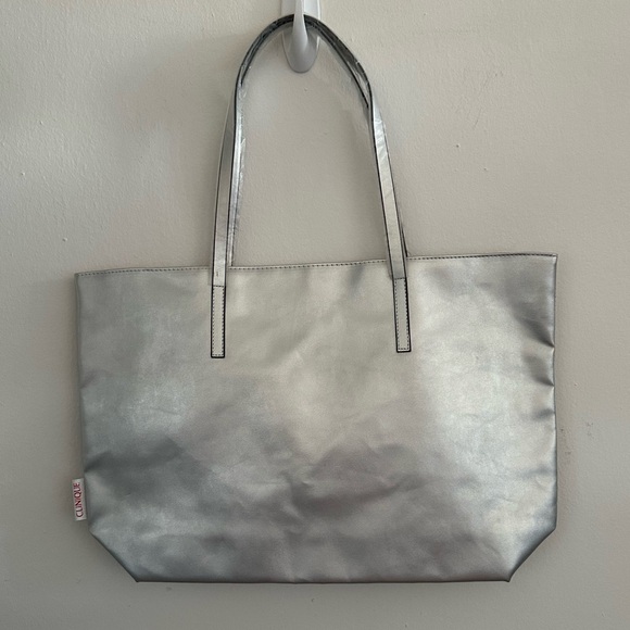 Clinique Shiny Silver Shoulder Bag New - Picture 2 of 6